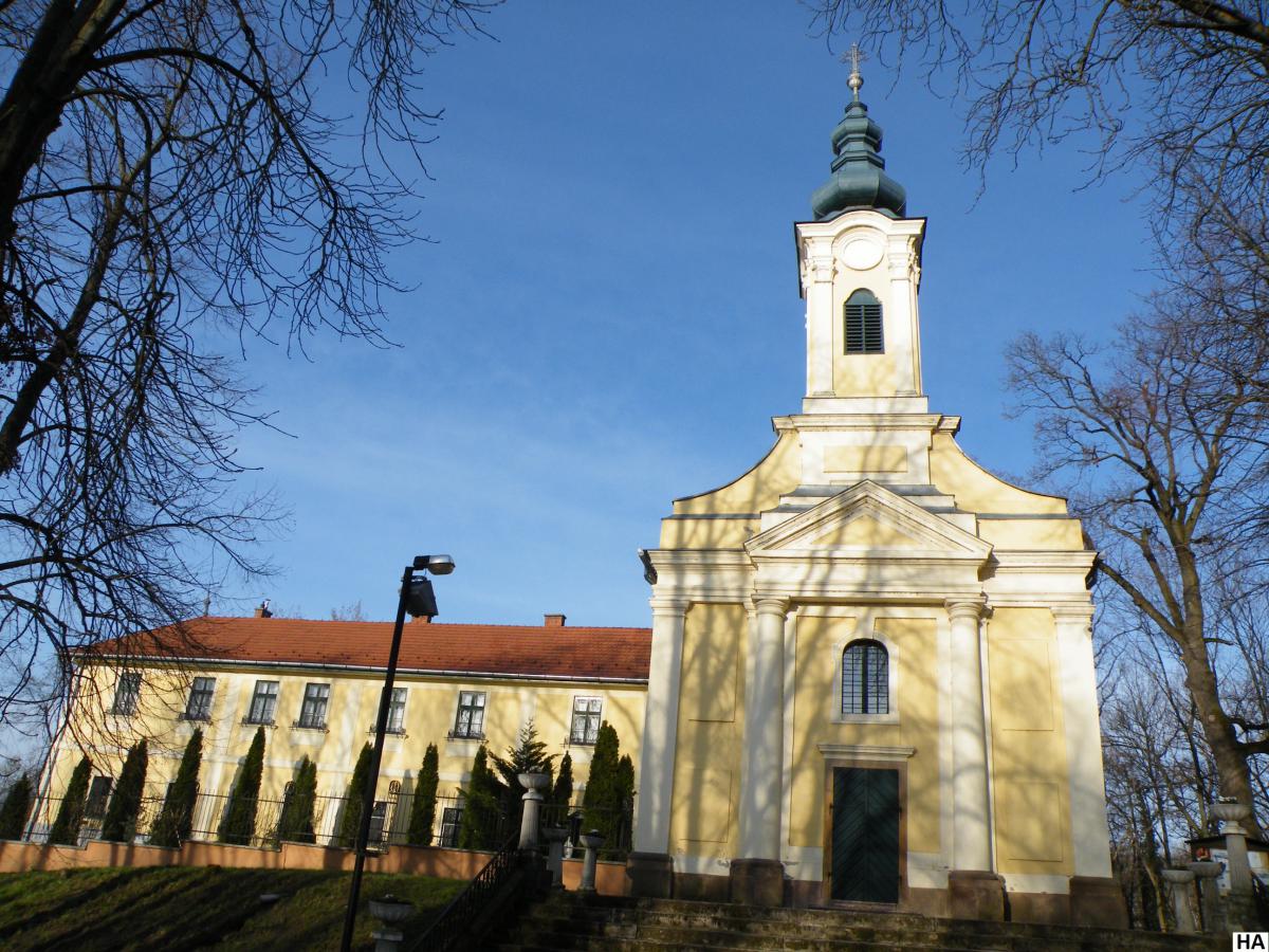 Az idei évben az elmúlt idők hagyományát követve ismételten megrendezésre kerül a kegyhely legjelesebb ünnepe, a Mária napi búcsú. Bár az elmúlt évek során a koronavírus járvány valamint a párhuzamba kerülő események átszőtték a búcsú alakulását, viszont a 2022-es évben már a megszokott 2 napos eseménysorozat keretén belül ünnepelhetünk szeretett kegyhelyünkön. A búcsú az idei esztendőben szeptember 10 és 11 között kerül megrendezésre. A következő eseménysorozattal várjuk látogatóinkat: Szeptember 10.: Szombat: 17:00: Fatimai ájtatosság 18:00: Szentmise – Dr. Varga Lajos segédpüspök celebrálásában 19:45: Mária köszöntő 21:00: Vesperás 22:00: Gyertyás rózsafüzér a stációk mentén 24:00: Szentmise – Molnár Zsolt plébános atya celebrálásában Gyóntatás a szombati napon 16:00 és 19:00 óra között kerül megrendezésre, a kegyhely oldalában elhelyezett gyóntatófülkéknél több atyánál lehetséges a gyónási szándék elvégzése. Szeptember 11.: Vasárnap: 9:00: Rózsafüzér nemzetiségi nyelveken 9:00: Ünnepi körmenet a Székesegyháztól 10:00: Szentmise – Marton Zsolt megyéspüspök celebrálásában 11:30: A kegytemplom bemutatása – Dr. Varga Lajos segédpüspök 17:00: Régi rítusú szentmise – Dr. Varga Lajos segédpüspök celebrálásában Gyóntatás 8:00 és 11:00 óra között kerül megrendezésre a szombati alkalomhoz hasonlóan. Szeretnénk megkérni mindenkit aki a búcsú során ellátogat a kegyhelyre, hogyha lehetősége engedi a magas autóforgalom és látogatószám tekintetében gyalog közelítsék meg a templom területét. Az előző évekhez hasonlóan a kegyhely közvetlen területe az autóforgalom elől le lesz zárva, ezáltal megkérünk minden vendégüket, hogy amennyiben nincs lehetősége a gyalogos megközelítésre a kijelölt parkolóhelyeinket vegyék igénybe a búcsú során: A következő ingyenes parkolási lehetőségeket ajánljuk idelátogató vendégeinknek: Vác-Alsóvárosi temető parkoló – ingyenes parkolás Vízmű parkoló – ingyenes parkolás Duna-part Szánkó domb – ingyenes parkolás Az elmúlt évekhez hasonlóan a búcsú során téglajegy alapú gyűjtést indítunk, amelynek keretében szeretettel fogadjuk Testvéreink segítségét, akik szívesen támogatnák a kegytemplom ablakainak megújulását. Az idei évben a leginkább rossz állapotban lévő Borromei Szent Károly üvegablak restaurálását tűztük ki célul. Ezen üvegablak Waltherr Gida, a kor legjelesebb üvegablak készítőjének jóvoltából került a Hétkápolnába az 1910-es évek elején. A száz évet is meghaladó fennállása során a szerkezet meghajlott és az ólomlapok között több lyuk is keletkezett. Az üvegablak egyre romló állapotát néhány évvel ezelőtt egy faág jelezte számunkra, ami a kertből az ablak résén keresztül szemlélte meg templomunkat. Nagy szeretettel várjuk idelátogató vendégeinket és Zarándok testvéreinket!